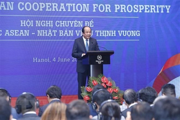 Minister and Chairman of the Government Office Mai Tien Dung speaks at the symposium. (Photo: VN+)