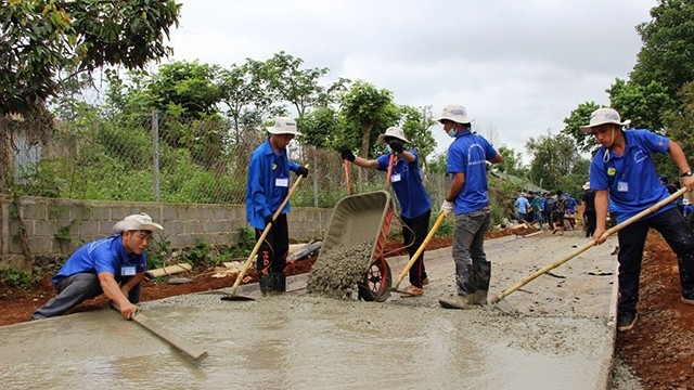 Rural road construction in Dak Lak province (Photo: Nguyen Cong Ly)