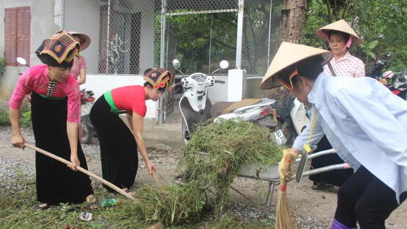 Local residents in Dien Bien province clean up their environment. (Photo: Bao Tai nguyen - Moi truong)