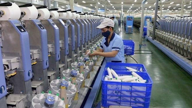 Fitch predicts that Vietnam's economic growth will decrease slightly from 7.1% in 2018 to 6.7% this year and the next. (Photo: VNA)