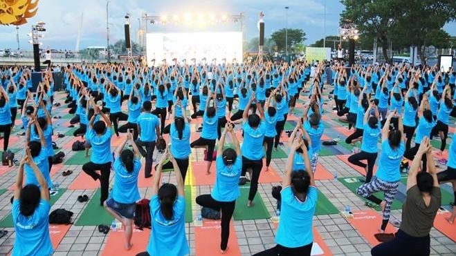 Yoga lovers join a mass performance in Da Nang city during a celebration for the fourth International Day of Yoga in Vietnam, June 29, 2018. (Photo: baodanang.vn)