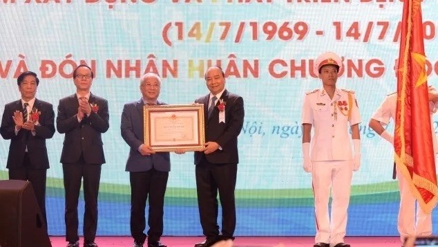 Prime Minister Nguyen Xuan Phuc (fourth from left) presents the second-class Independence Order to the leaders of the Central Paediatrics Hospital at a ceremony to celebrate the hospital’s 50th founding anniversary, Hanoi, July 13, 2019. (Photo: NDO/Ha Thanh Giang)