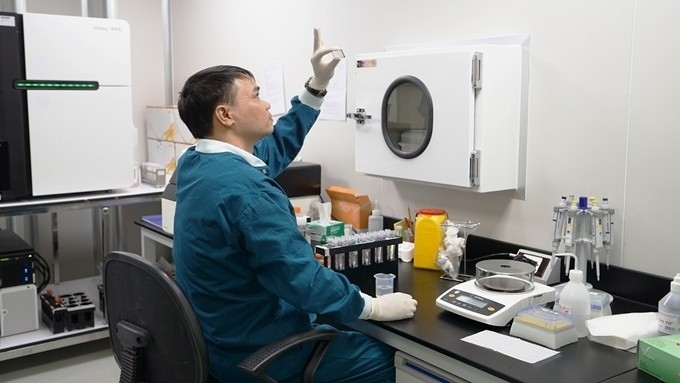 A researcher works at the Vinmec Research Institute of Stem Cell and Gene Technology.