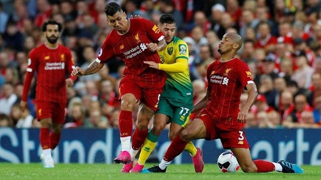 Soccer Football - Premier League - Liverpool v Norwich City - Anfield, Liverpool, Britain - August 9, 2019   Norwich City's Emiliano Buendia in action with Liverpool's Fabinho and Roberto Firmino. REUTERS/Phil Noble