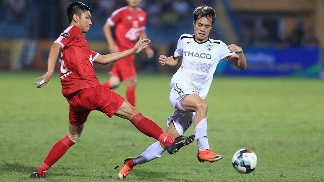 Hoang Anh Gia Lai (in white) beat Viettel (in red) with three unanswered goals in the first leg of the V.League 2019.