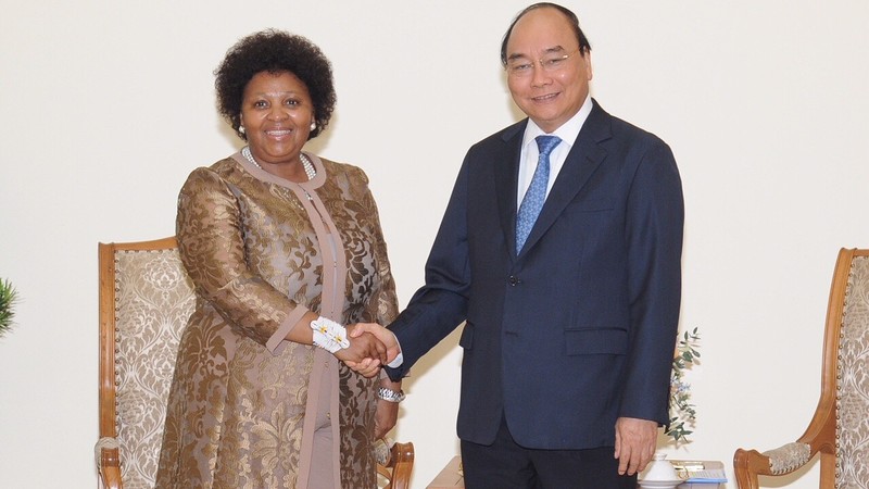 PM Nguyen Xuan Phuc (right) and South African Minister of Defence and Military Veterans Nosiviwe Noluthando Mapisa-Nqakula. (Photo: NDO/TRAN HAI)