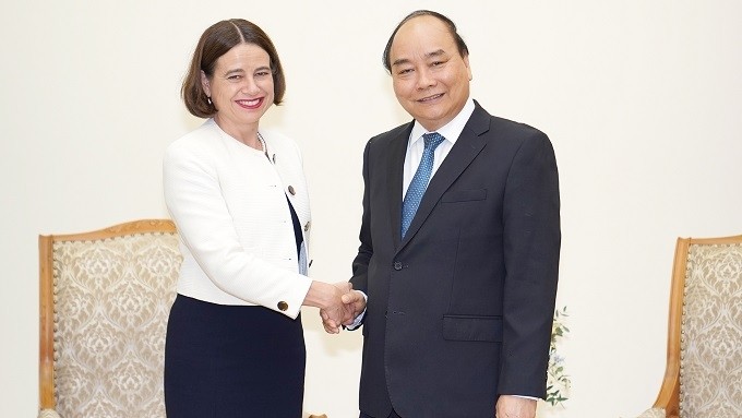 PM Nguyen Xuan Phuc (R) receives Australian Ambassador to Vietnam Robyn Mudie in Hanoi on August 22. (Photo: VGP)