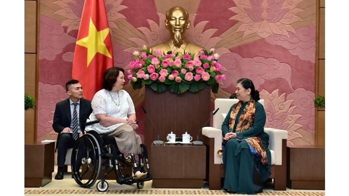 National Assembly Vice Chairwoman Tong Thi Phong (R) receives US Senator Tammy Duckworth. (Photo: daibieunhandan.vn)