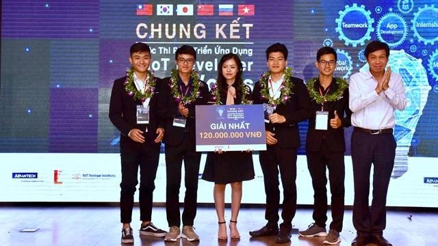 Prof. Dinh Van Phong (far right), Vice Rector of Hanoi University of Science and Technology, presents the First Prize to Falion team – the author of the "Early detection of pathogens in agriculture" project. (Photo provided by Hanoi University of Science and Technology).