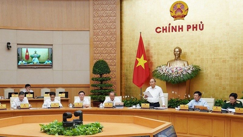 PM Nguyen Xuan Phuc chairs the government's September meeting. (Photo: VGP)