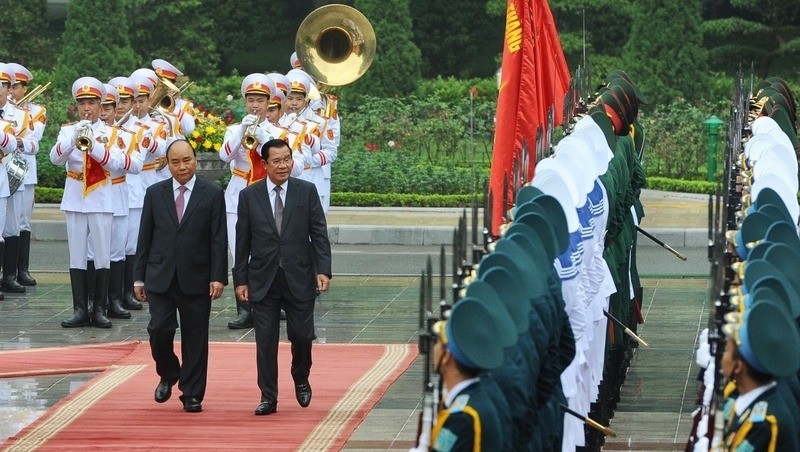 Cambodian PM Hun Sen welcomed in Hanoi on October 4. (Photo: TRAN HAI/NDO)