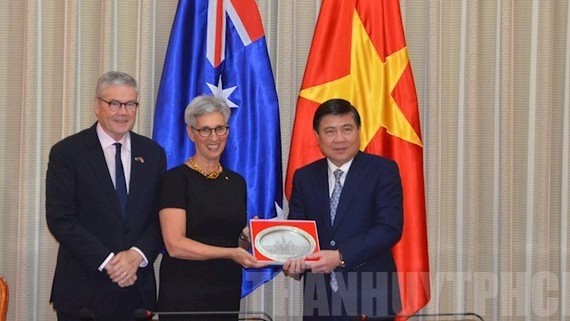 Chairman of the Ho Chi Minh City People’s Committee Nguyen Thanh Phong (R) presents a souvenir to Governor of Australia’s Victoria state Linda Dessau.