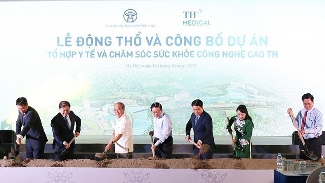 Delegates at the ground-breaking ceremony (Photo: hanoimoi.com.vn)
