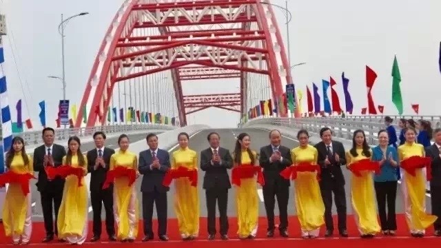 The ribbon-cutting ceremony to inaugurate the Hoang Van Thu Bridge in Hai Phong