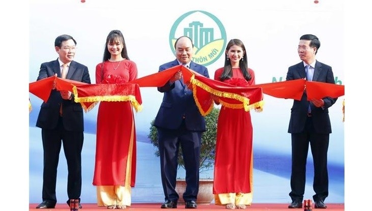 Prime Minister Nguyen Xuan Phuc (centre) cuts the ribbon at the ceremony (Photo: VNA)