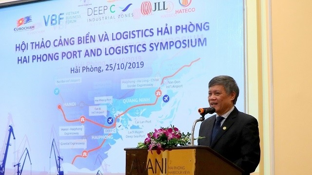 Vice Chairman of the Hai Phong Municipal People's Committee, Nguyen Xuan Binh, introduces to investors on the potential and advantages of Hai Phong in port development and logistics. (Photo: VNA)