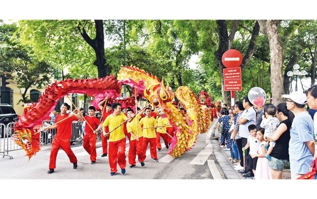 Various attractive cultural and art activities have been held in the pedestrian streets around Hoan Kiem Lake. (Photo: ND/Ngoc Mai)
