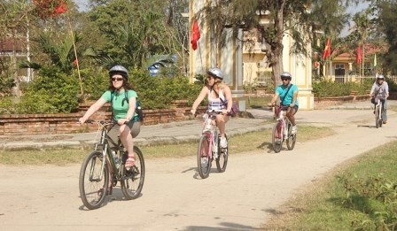 Vietnam's former imperial capital of Hue plans to pilot a public bicycle service that will provide hundreds of tourists with an option to view its downtown streets. (Photo: VNA)