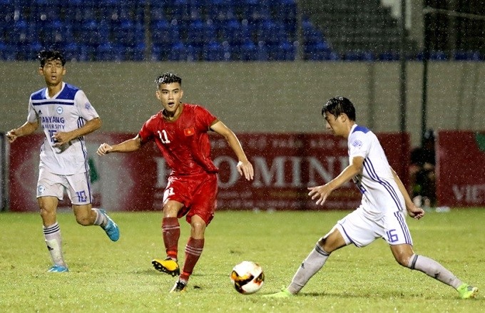 Vietnam U21s (in red) manage to clinch a commanding win against the Hanyang University team despite the rainy weather. (Photo: Vietnam Football Federation)