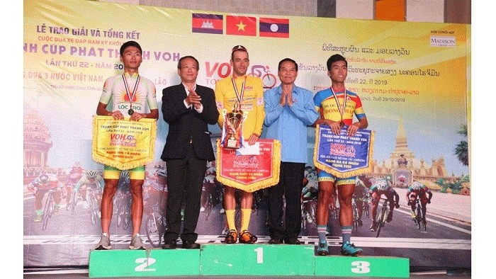 The organisers present flags and trophies to excellent cyclists after the final stage of the tournament in Vientiane, Laos, on October 29, 2019. (Photo: NDO)