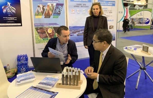 Vietnamese Trade Counsellor to Algeria Hoang Duc Nhuan (R) works with an Algerian business operating in the area of aquaculture feed processing. (Photo: VNA)
