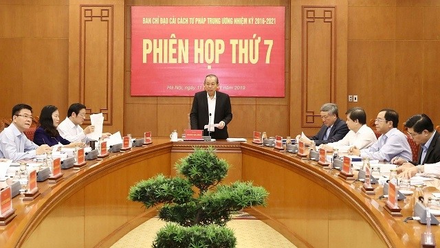 Deputy Prime Minister Truong Hoa Binh (standing) speaks at the meeting. (Photo: VNA)