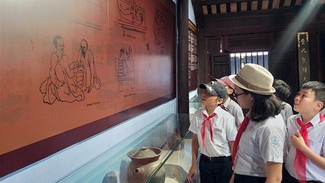 Students visiting the Musuem of Traditional Medicine in Hoi An City, Quang Nam Province.