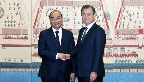 Prime Minister Nguyen Xuan Phuc (L) and  President of the Republic of Korea Moon Jae-in (Photo: VNA)