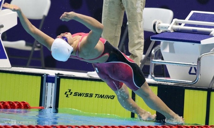 Swimmer Nguyen Thi Anh Vien competes in the women's 200m backstroke final. (Photo: Vnexpress)