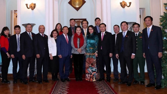 NA Chairwoman Nguyen Thi Kim Ngan and the Vietnamese Embassy’s staff (Photo: VOV)