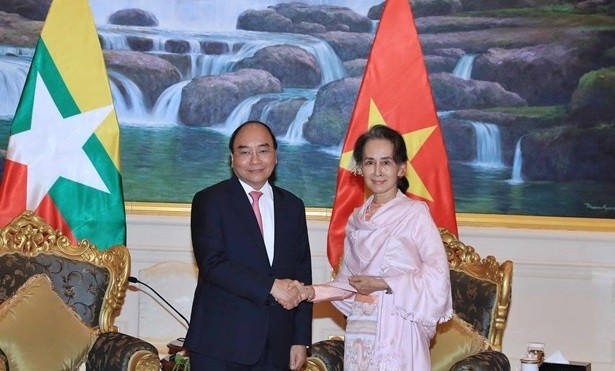 Prime Minister Nguyen Xuan Phuc (L) and State Counsellor of Myanmar Aung San Suu Kyi (Photo: VNA)