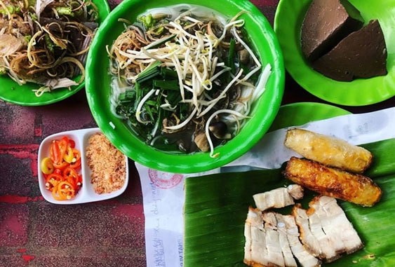 A bowl of tasty and delicious 'bun nuoc leo' has lured hungry diners. (Photo: dulichhoanmy.vn)
