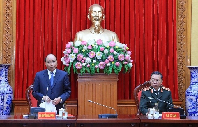 PM Nguyen Xuan Phuc (L) speaks at the conference. (Photo: VNA)