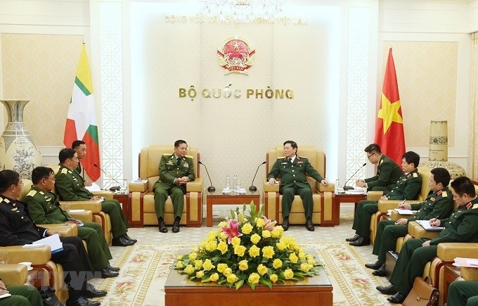 Vietnamese Defence Minister General Ngo Xuan Lich (R) receives Senior General Min Aung Hlaing, Commander-in-Chief of Myanmar Defence Services. (Photo: VNA)