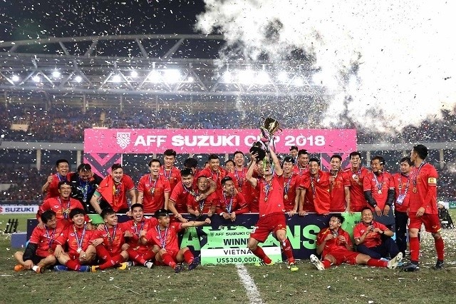Vietnamese players celebrate their AFF Cup 2018 trophy. 