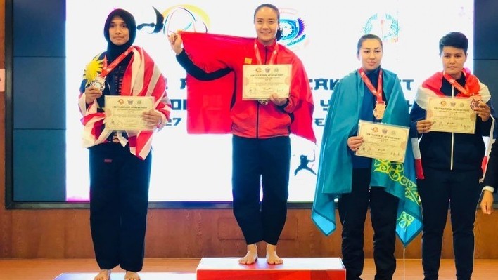 Vietnamese athlete Nguyen Thi Cam Nhi (second from left) wins gold medal in the women’s 70kg category at the 5th Asian Pencak Silat Championship (Photo: VOV)
