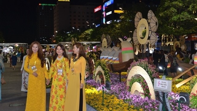 People and visitors are eager to visit Nguyen Hue Spring Flower Street.