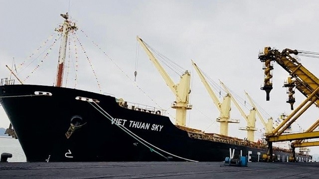 Viet Thuan Sky ship loading goods at Cam Pha Port, Quang Ninh Province on the first day of the Lunar New Year 2020 on January 25, 2020. (Photo: NDO/Quang Tho)