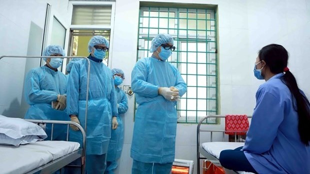 Health officials visit an nCoV-infected patient at the healthcare centre of Binh Xuyen district, Vinh Phuc province, on February 6 (Photo: VNA)
