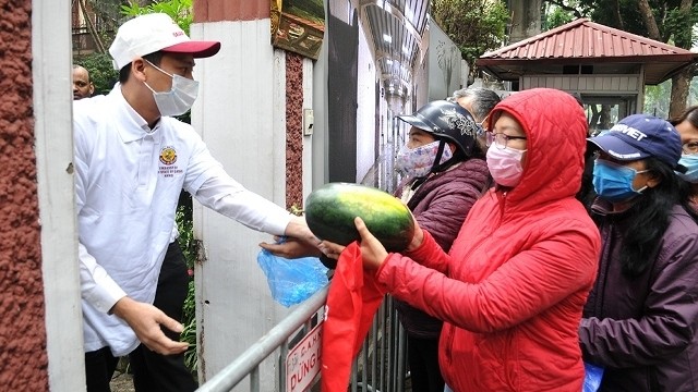 The Embassy of Qatar has purchased four tonnes of watermelon to help farmers in Vietnam’s central region facing difficulties due to the Covid-19 epidemic. The farm produce was distributed free of charge in Hanoi on February 11. (Photo: NDO/Dang Khoa)