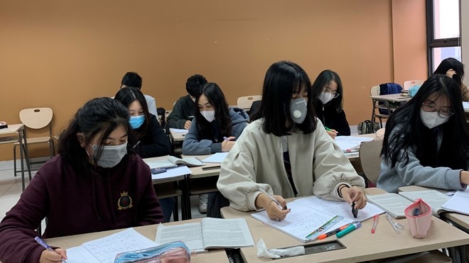 Students in many cities and provinces nationwide will return to school from February 17 after a two-weak break due to Covid-19. (Illustrative image)