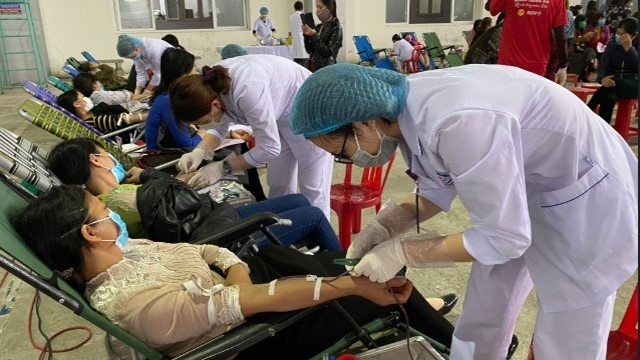 The blood donation campaign attracts hundreds of young people in Ninh Binh province. 