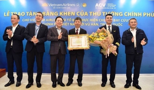 The Vietnam Airlines crew operating a recent special flight to Wuhan receives the Prime Minister’s certificate of merit.