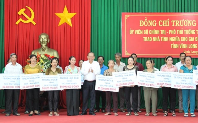 Deputy PM Binh presents 30 social houses to policy beneficiaries in the province.