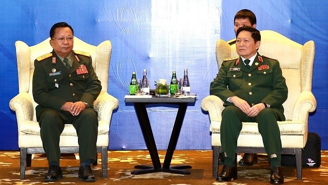 Minister of National Defence Gen. Ngo Xuan Lich (R) meets with his Lao counterpart Gen. Chansamone Chanyalath in Hanoi on February 18, 2020. (Photo: VNA)