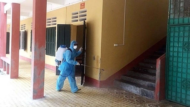 A health worker sprays disinfectants at Tam Duong High School, Vinh Phuc Province. (Photo: NDO/Duc Tung)