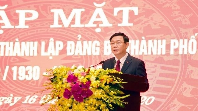 Politburo member and Secretary of the Hanoi Municipal Party Committee Vuong Dinh Hue speaks at the meeting. (Photo: NDO/Duy Linh)