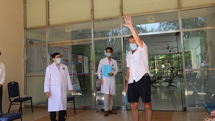 A 66-year-old British man, the 57th COVID-19 patient recorded in Vietnam, was declared to have recovered on April 5, 2020. (Photo: NDO)