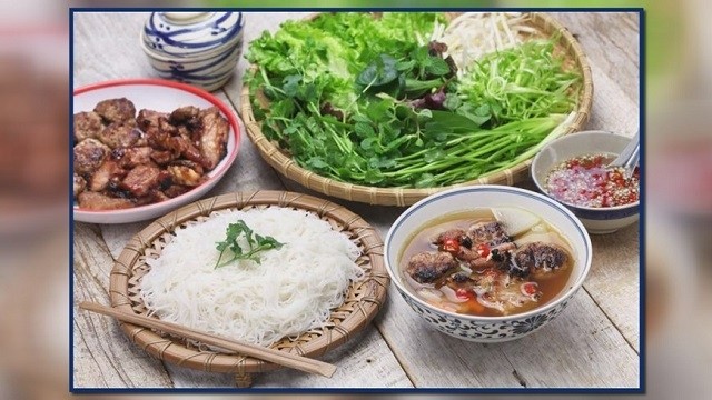 Using the words 'refinement', 'finesse' and 'freshness' to describe Vietnamese food, the author said: 'There is no shortage of qualifiers to define the thousand flavours of Vietnamese gastronomy.' (Photo: Le Figaro/VNA)