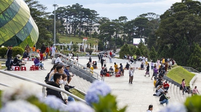 Lam Vien square, a popular tourist attraction in Da Lat city, welcomed thousands of visitors over the past two days 